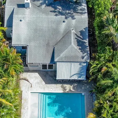 Art Deco Villa: Private Poolside Retreat Near Design District